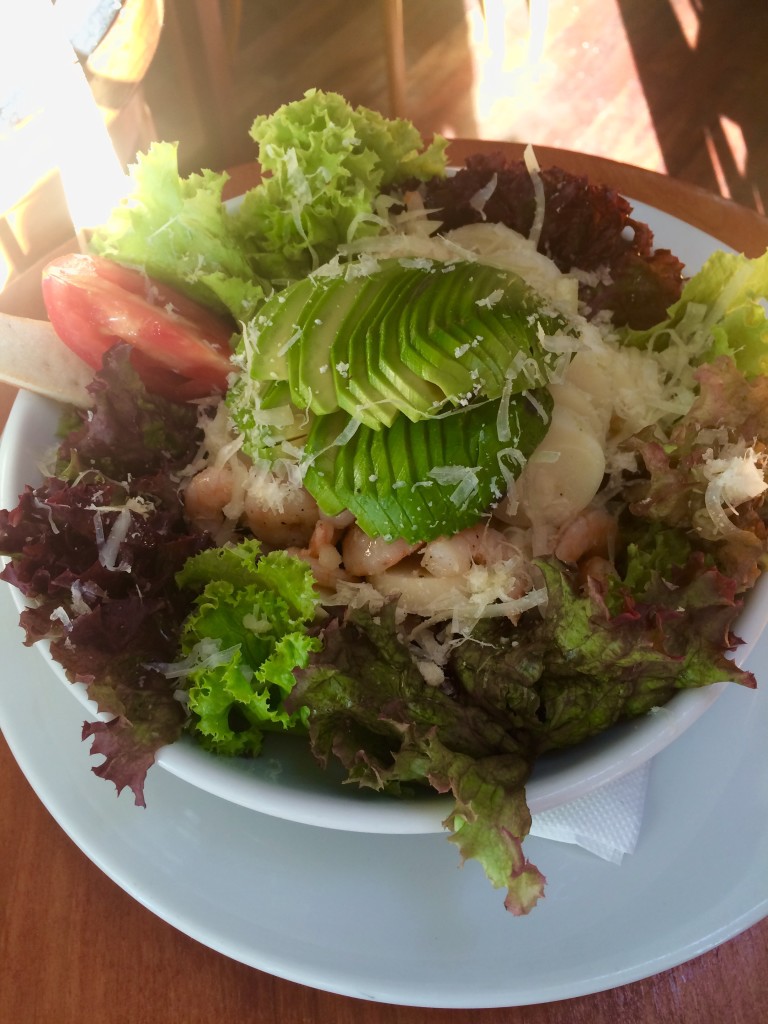 Salad with shrimp, avocado, palm hearts and grated parmesan cheese 