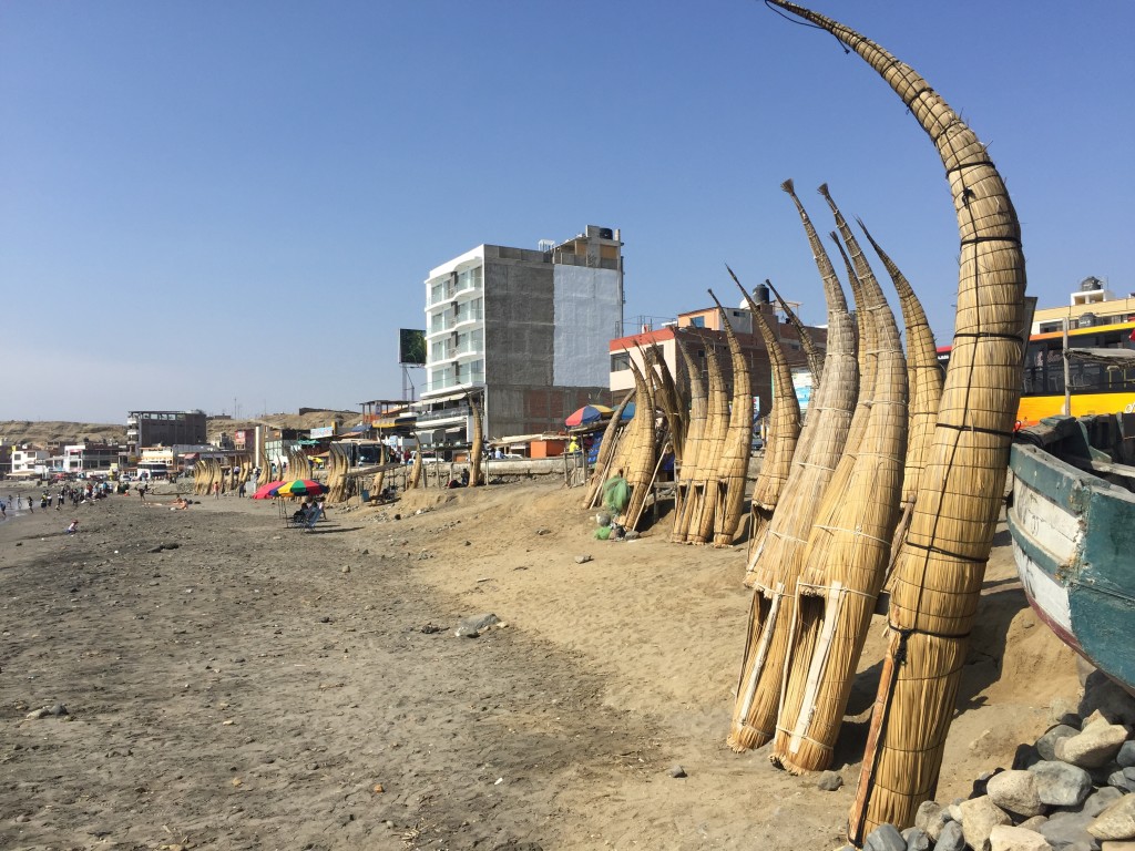 Caballitos de totora lined up on the shore